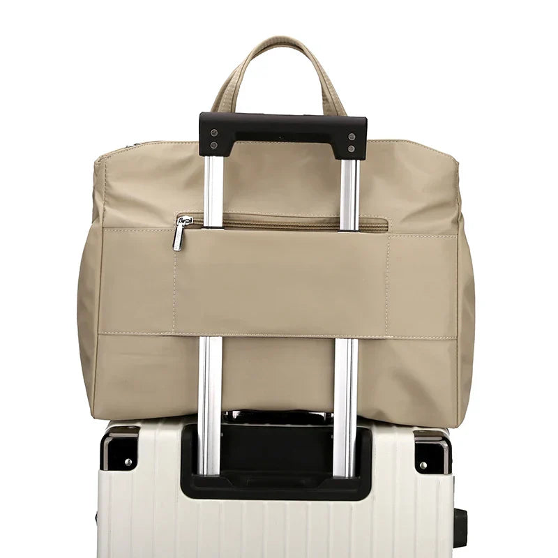 Stylish shopper in leather look with zipper and inner compartments