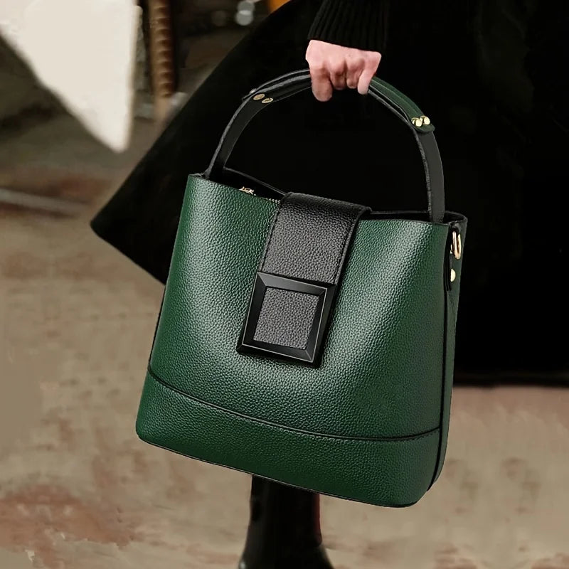 Elegant crossbody handbag in leather look with zip fastener with