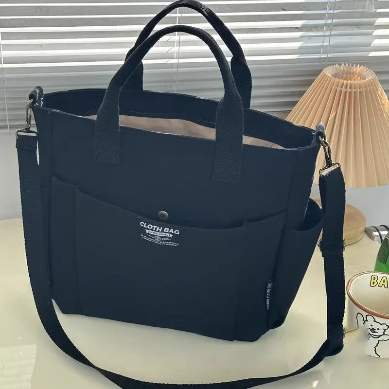 Elegant shopper in leather look with zip fastener