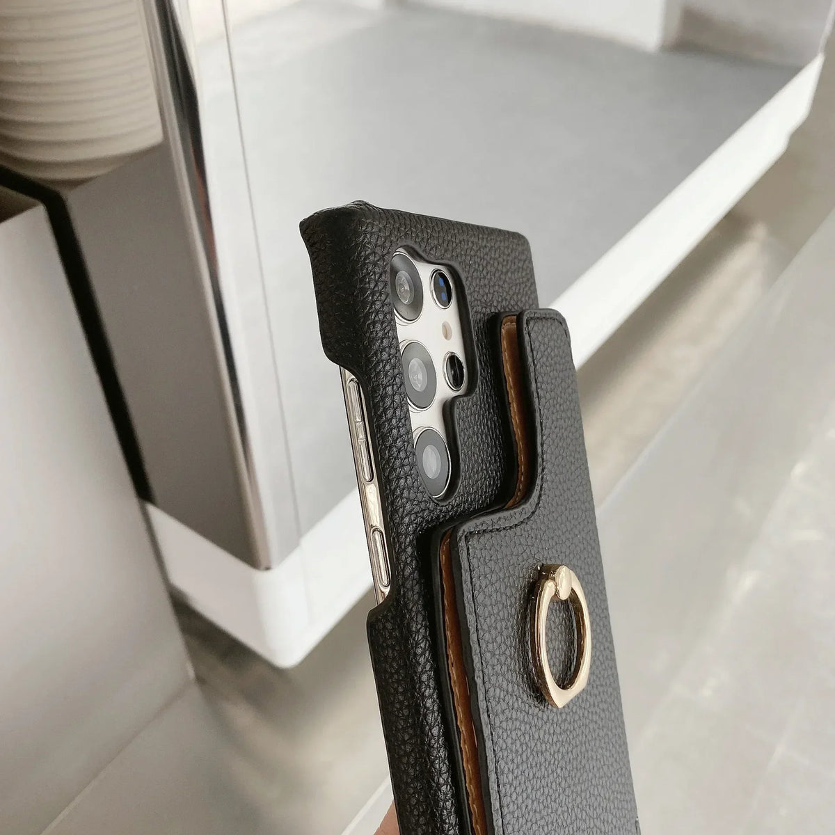 Elegant shoulder bag with zipper