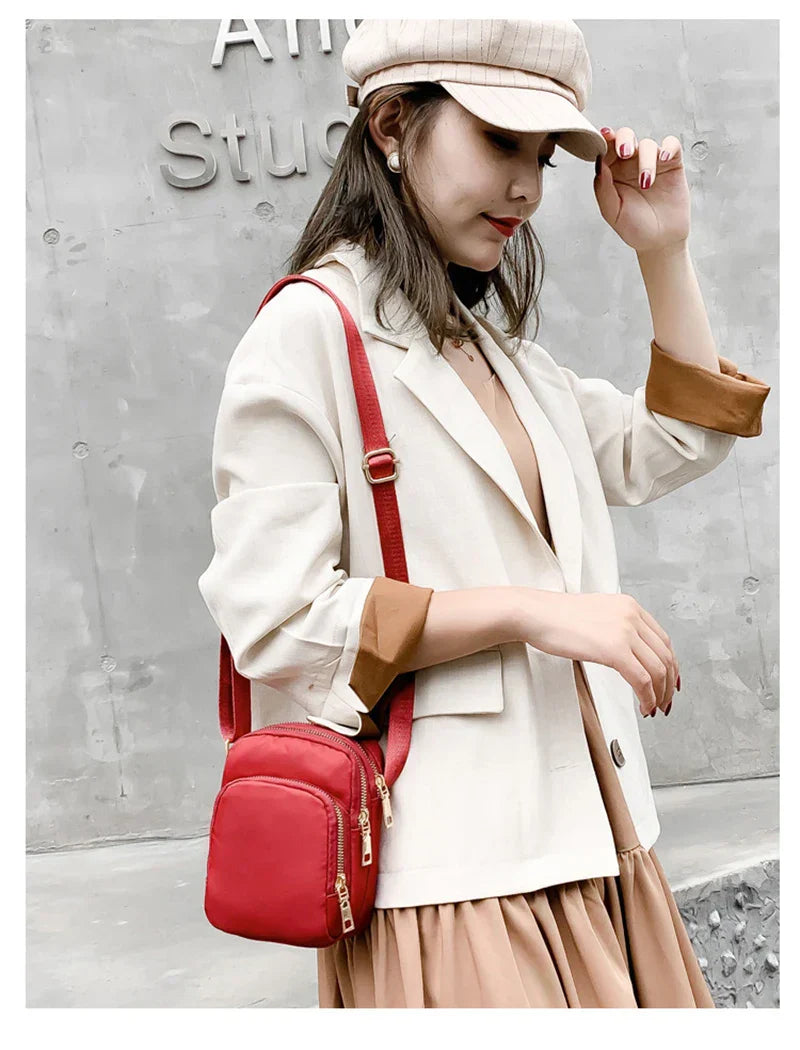Kompakte Crossbody Handtasche Lederoptik mit Reißverschluss mit