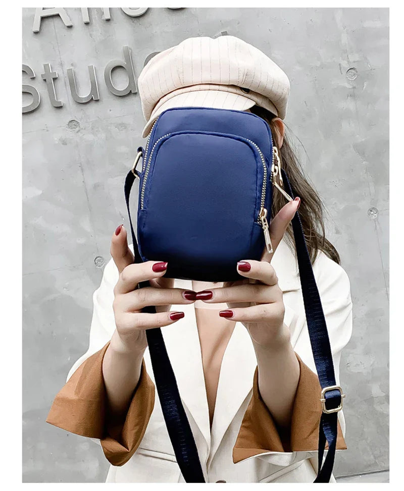 Kompakte Crossbody Handtasche Lederoptik mit Reißverschluss mit