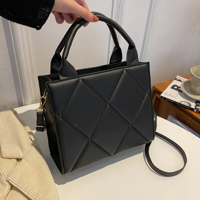 Elegant crossbody handbag in leather look with zip fastener with