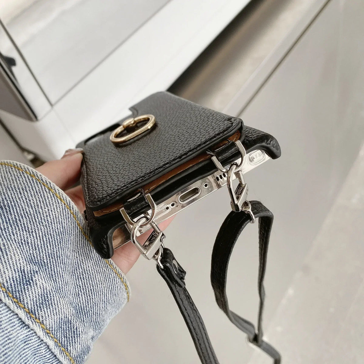 Elegant shoulder bag with zipper