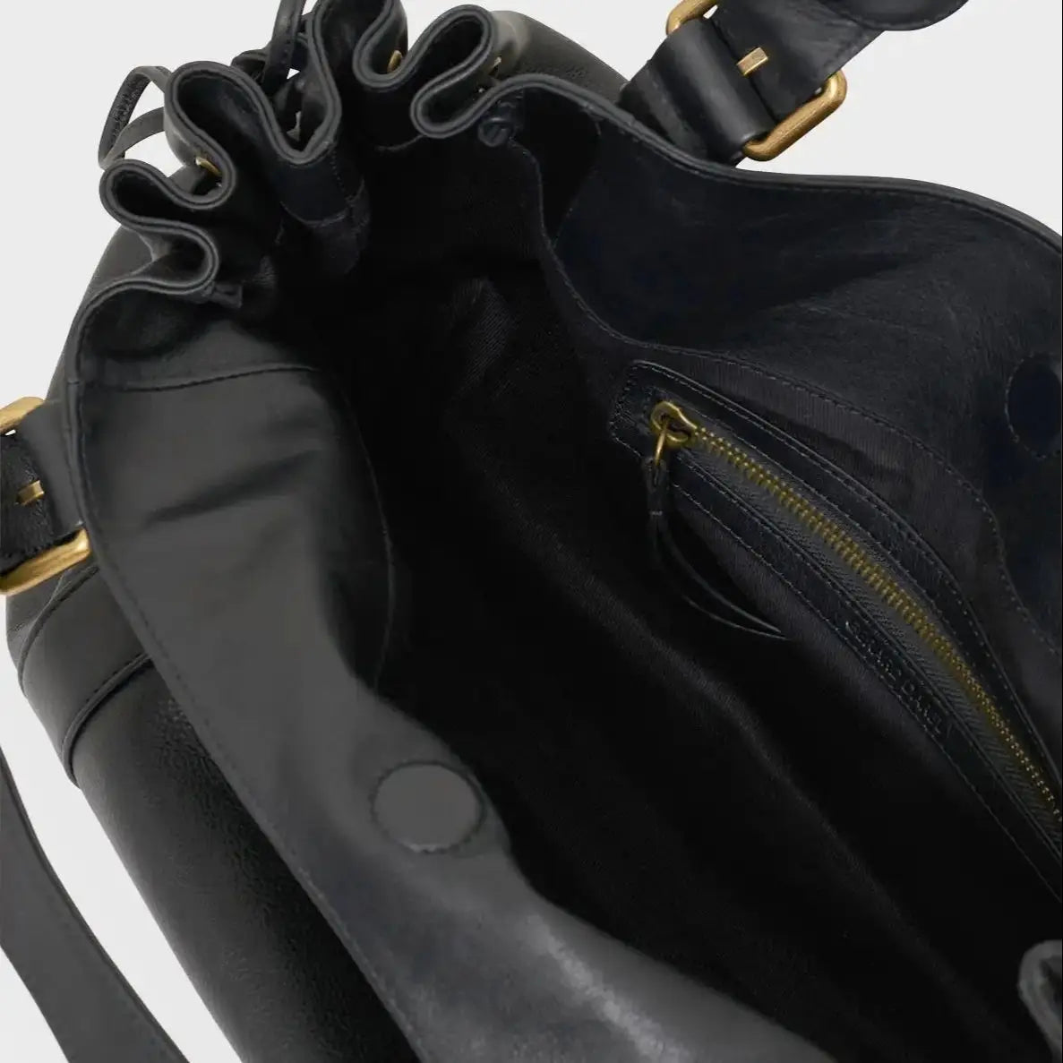 Practical Shopper in Leather Look with Zipper and Inner Pockets