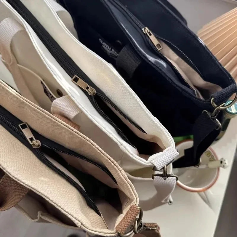 Elegant shopper in leather look with zip fastener