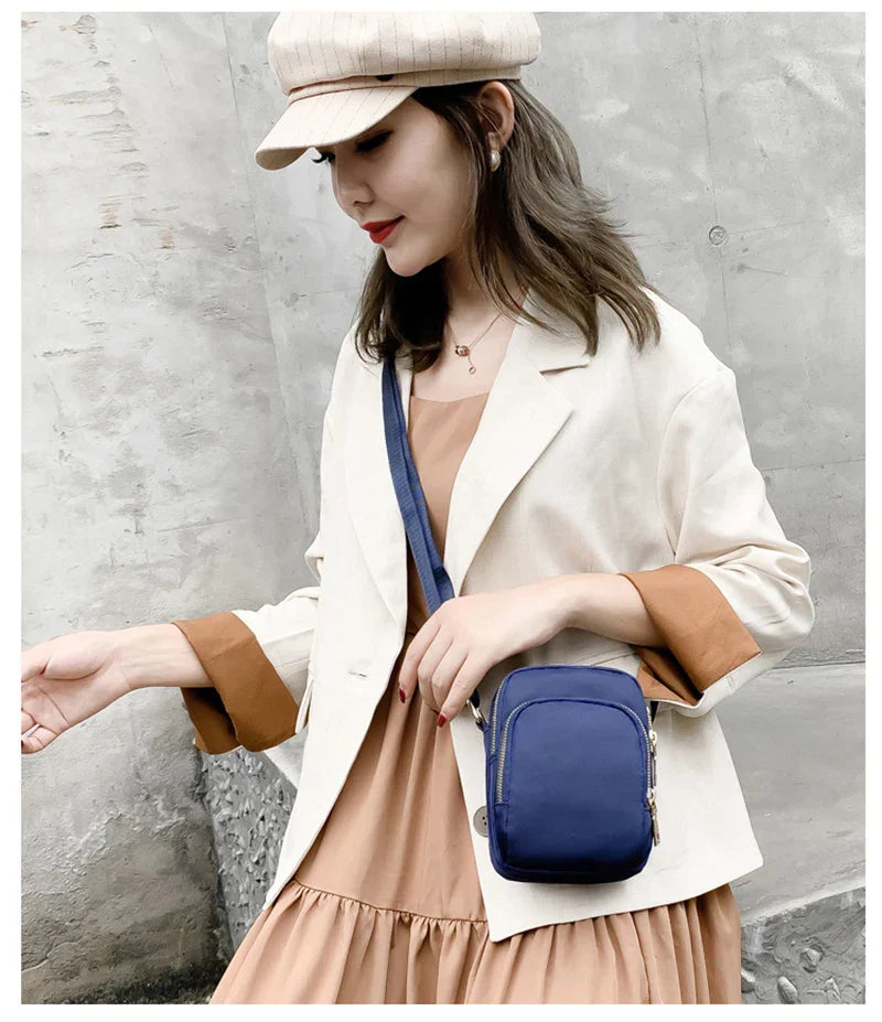 Kompakte Crossbody Handtasche Lederoptik mit Reißverschluss mit