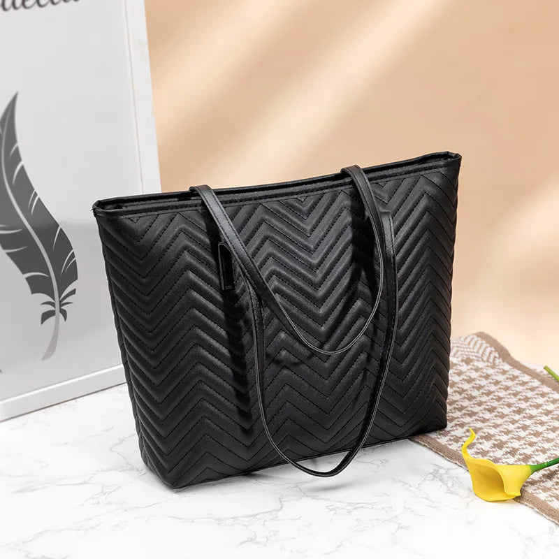 Robust shoppers in leather look with zipper